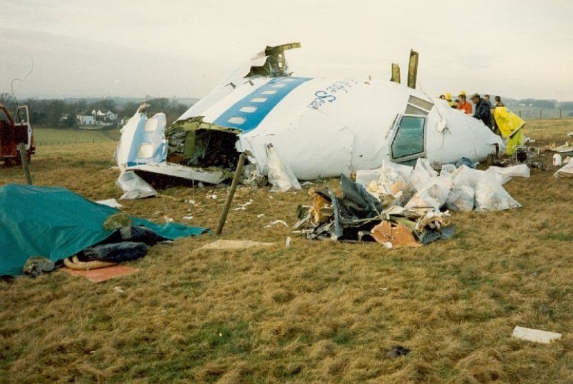 Pesawat Pan Am 103 yang meledak akibat bom.