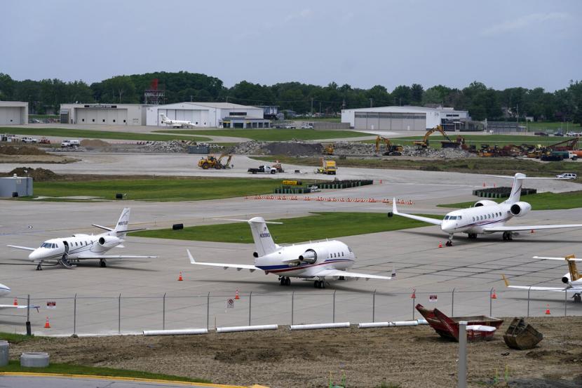 Pesawat parkir di landasan di Bandara Internasional Des Moines, Senin, 13 Juni 2022, di Des Moines, Iowa, Amerika Serikat.