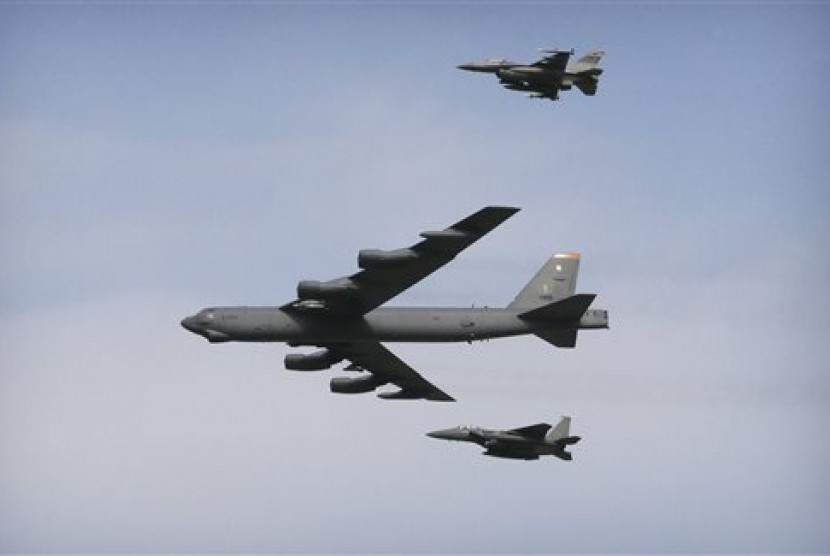 Pesawat pebom B-52 milik Angkatan Udara Amerika Serikat terbang di langit udara Korea Selatan pada Ahad (10/1).  (AP/Ahn Young-joon)