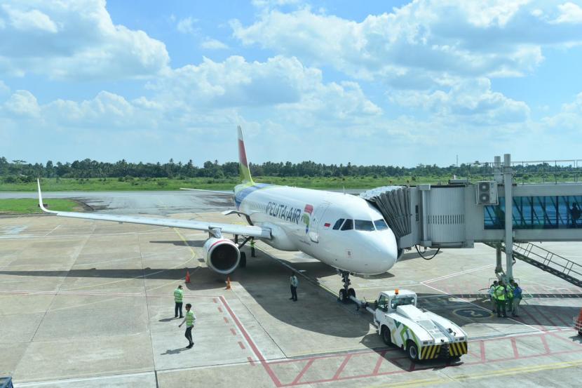 Pesawat Pelita Air kini terbang ke Bandara Supadio, Pontianak. Kementerian BUMN akan melakukan konsolidasi terhadap perusahaan penerbangan milik negara.