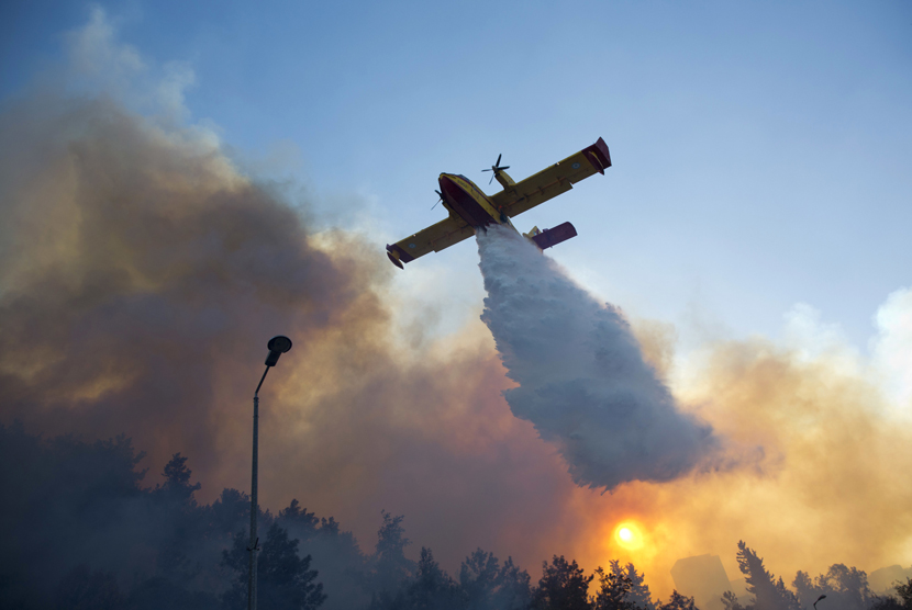  Pesawat pemadam kebakaran dari Yunani melakukan pemadaman kebakaran lahan di Haifa, Israel, Kamis, 24 November 2016.