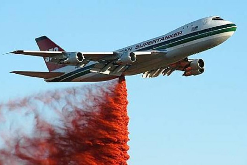 Pesawat pemadam kebakaran Supertanker Evergreen 747-100 asal AS. dianggap sebagai pesawat pemadam kebakaran terbesar di dunia.