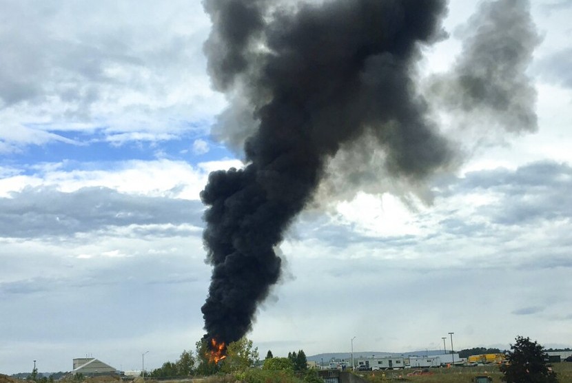 Pesawat pengebom era Perang Dunia II B-17 jatuh dan terbakar di luar Bandara Bradley International Airport di Hartford, Connecticut, AS, Rabu (2/10).