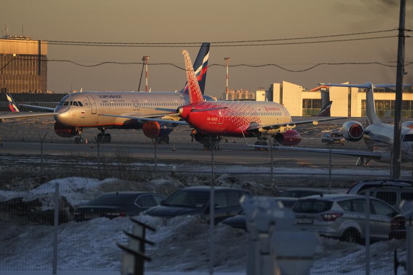 Kantor berita TASS melaporkan pesawat Boeing 737 yang dioperasikan maskapai Rusia melakukan pendaratan darurat dalam penerbangan domestik, Sabtu (7/1/2023) waktu setempat. 
