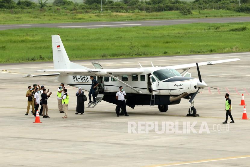 Pesawat perintis dari maskapai Susi Air tiba di Bandara Banyuwangi, Jawa Timur, Selasa (11/1/2022). Penerbangan perdana pesawat perintis rute Banyuwang-Sumenep itu mempersingkat waktu tempuh dari biasanya menggunakan perjalanan darat sekitar 10 jam menjadi 45 menit. 