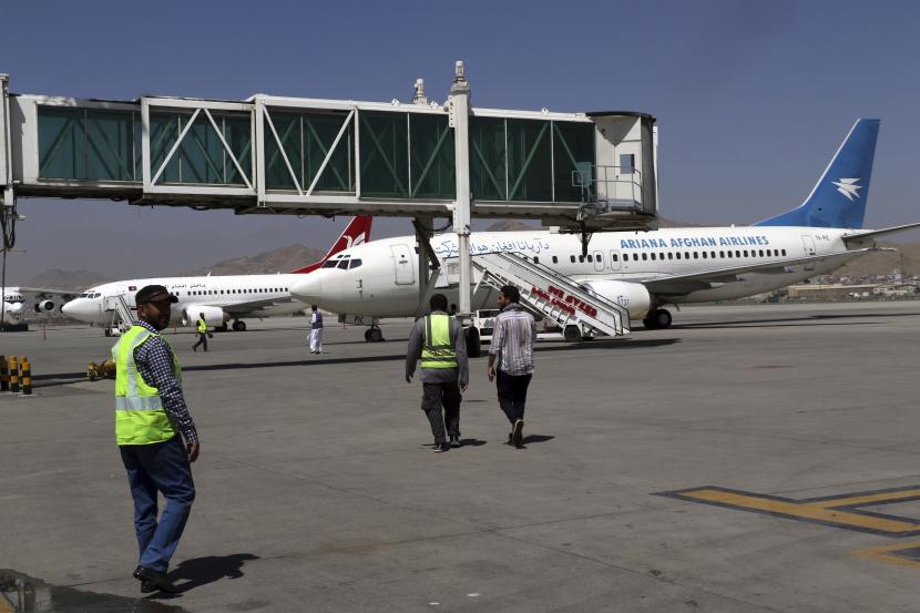 Pesawat-pesawat diparkir di Bandara Internasional Hamid Karzai di Kabul, Afghanistan, Minggu, 5 September 2021. Beberapa penerbangan domestik telah dilanjutkan di bandara Kabul, dengan Ariana Afghan Airlines yang dikelola negara mengoperasikan penerbangan ke tiga provinsi.
