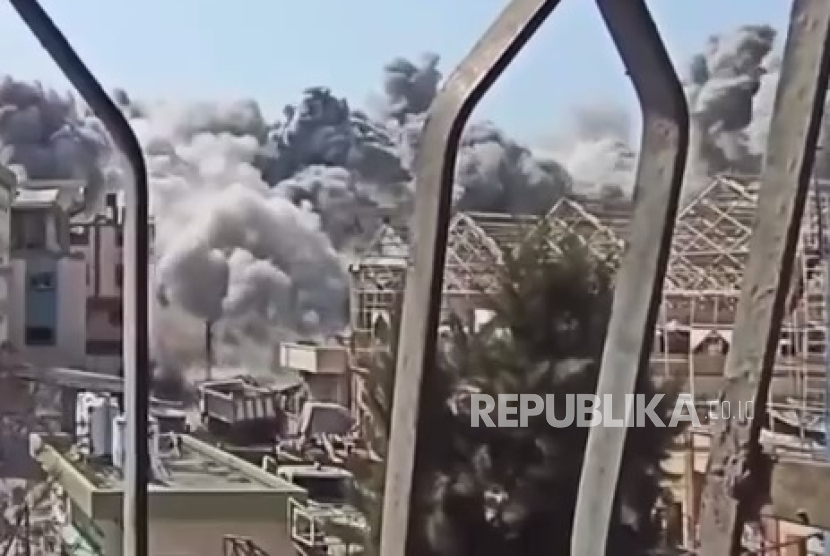 Pesawat-pesawat tempur Israel melancarkan serangan udara di daerah Asqoula, Al-Zaytoun, tenggara Kota Gaza, Kamis (14/8/2025).