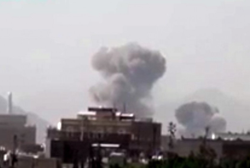Pesawat-pesawat tempur Uni Emirat Arab mengebom target-target pemberontak Syiah Houthi di berbagai penjuru Yaman, Sabtu (5/9).