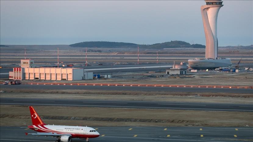 Pesawat Presiden Turki Recep Tayyip Erdogan melakukan pendaratan pertama di bandara kolosal baru Istanbul di Istanbul, Turki pada 21 Juni 2018. 