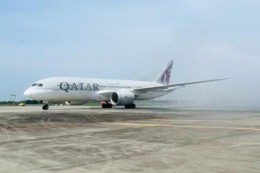 Pesawat Qatar Airways tiba di landasan Bandara Internasional Kualanamu, Deli Serdang, Sumatera Utara, Senin (15/1/2024).