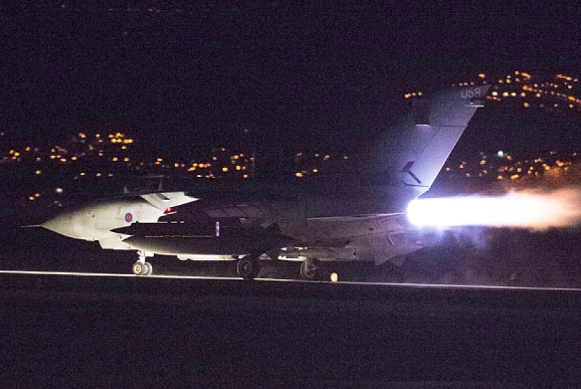 Pesawat RAF Tornado GR-4 Inggris lepas landas dari pangkalan Akrotiri, Siprus untuk menggempur ISIS, Kamis, 3 Desember 2015.