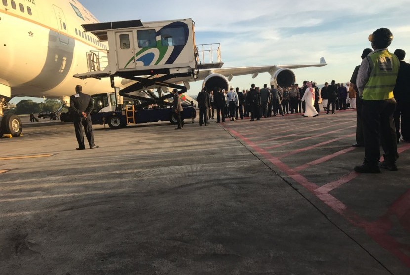 Pesawat Raja Salman mendarat di Bandara Internasional I Gusti Ngurah Rai, Sabtu (4/3) pukul 17.53 WITA 