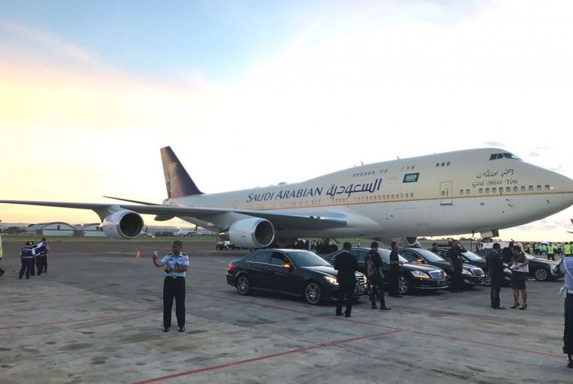 Pesawat Raja Salman mendarat di Bandara Internasional I Gusti Ngurah Rai, Denpasar, Sabtu (4/3) pukul 17.53 WITA  