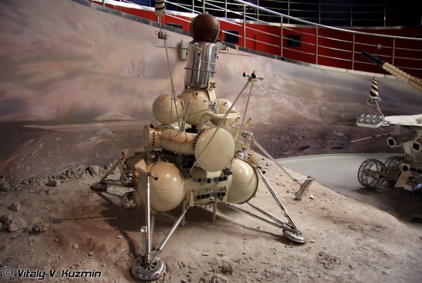 Pesawat ruang angkasa Luna 16 milik Uni Soviet berhasil mendarat di Bulan dan membawa pulang batu sampel dari permukaannya pada 20 September 1970.