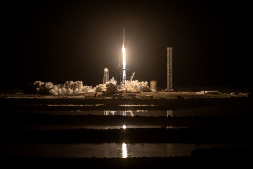 Pesawat ruang angkasa NASA SpaceX Dragon Endeavour dengan roket Falcon 9 yang membawa Crew-8 dalam misi rotasi awak kedelapan, lepas landas dari Kennedy Space Center Launch Complex 39A, di Titusville, Florida, AS, 03 Maret 2024
