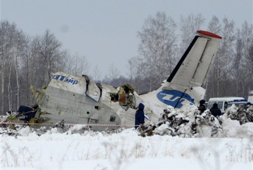  Pesawat Rusia jenis ATR 72 yang jatuh di wilayah Siberia, Senin (2/4).