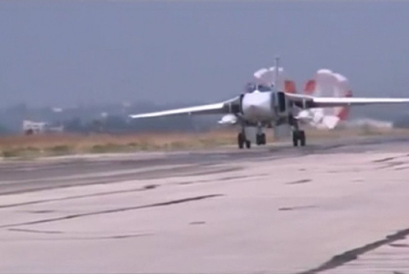 Pesawat Rusia SU-24 saat mendarat di pangkalan udara Heymim di Suriah. Rusia Tolak Permintaan Israel Hentikan Gangguan GPS Penerbangan ke Tel Aviv