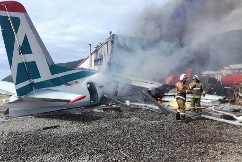 Pesawat Rusia yang terbakar di Kota Nizhneangarsk, Buryatia, Siberia.