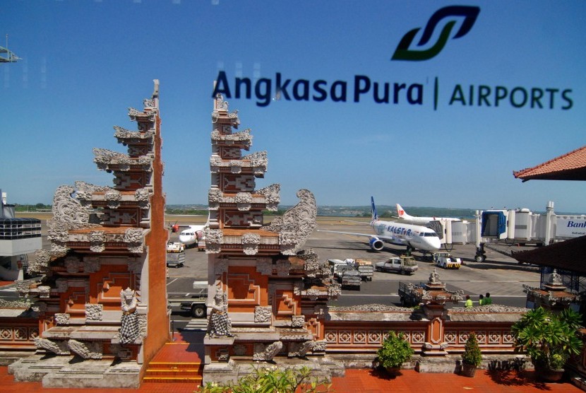 Pesawat salah satu maskapai penerbangan bersiap mengangkut penumpang di Bandara Internasional I Gusti Ngurah Rai, Badung, Bali, Minggu (24/4).