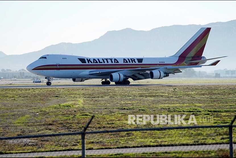 Pesawat sewaan pemerintah mengangkut  warga AS dari Kota Wuhan, mendarat di March Air Reserve Base, Riverside County, California, Amerika Serikat, Rabu (29/1) waktu setempat. Pilot dan pramugari menuntut maskapai menghentikan penerbangan ke China akibat Corona. Ilustrasi.