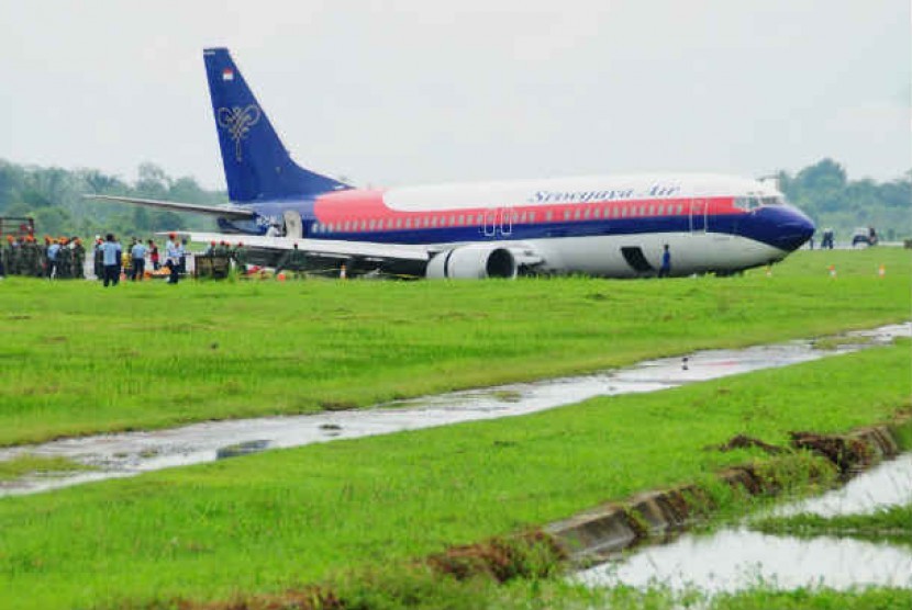  Pesawat Sriwijaya Air jurusan Jakarta-Pontianak yang tergelincir di landasan Bandara Supadio, Kabupaten Kubu Raya, Kalbar, Jumat (1/6). 