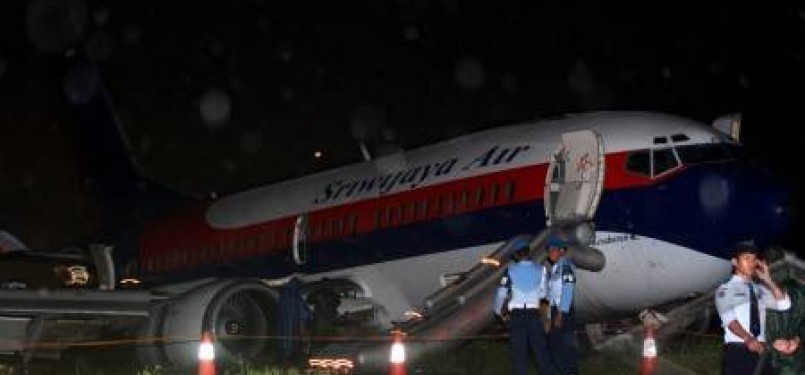 Pesawat Sriwijaya Air yang tergelincir di Bandara Internasional Adi Sutjipto Yogyakarta, Selasa (20/12) malam.