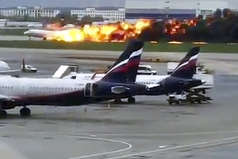 Pesawat SSJ-100 milik Aeroflot Airlines terbakar dalam pendaratan darurat di Bandara Sheremetyevo, Moskow, Rusia, Ahad (5/5)