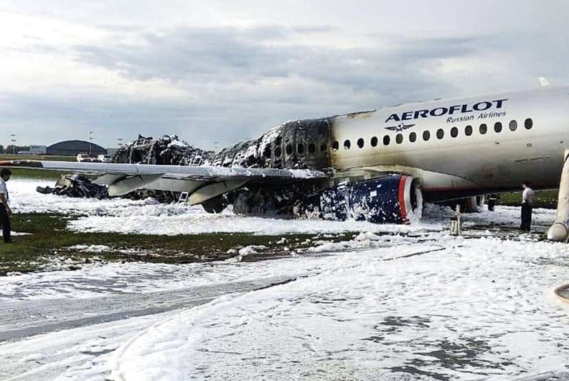Pesawat Sukhoi SSJ100 milik maskapai Aeroflot milik Rusia terbakar usai melakukan pendaratan darurat di Bandara Sheremetyev, Moskow, Rusia, Ahad (5/5). 