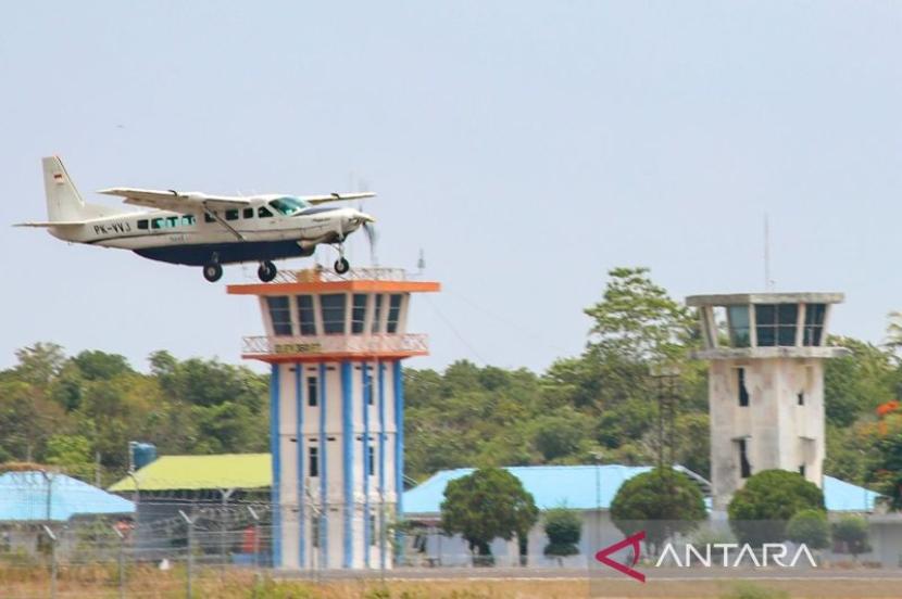 Pesawat Susi Air tujuan Banda Aceh-Sabang usai melakukan penerbangan perdana dan mendarat di Bandara Maimun Saleh, Kota Sabang, Aceh, Selasa (16/4/2024). 