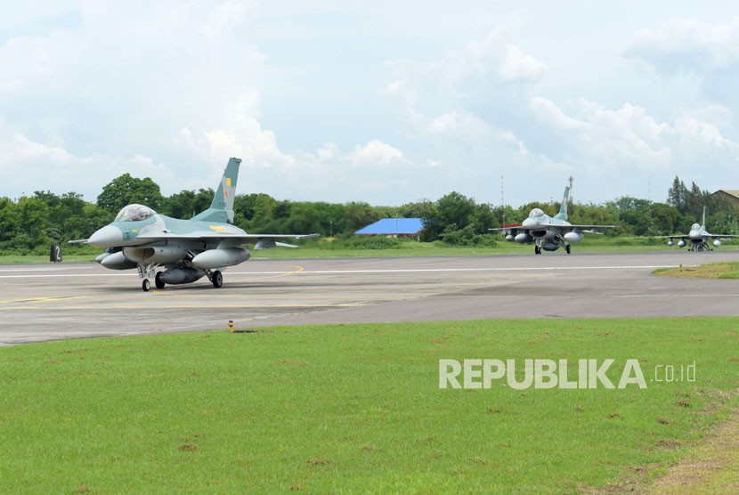 Pesawat tempur F-16 Figting Falcon menuju Shelter Skadron Udara 3 sesaat setelah mendarat di Pangkalan Udara TNI AU Iswahjudi, Magetan, Jawa Timur, Selasa (12/12). 