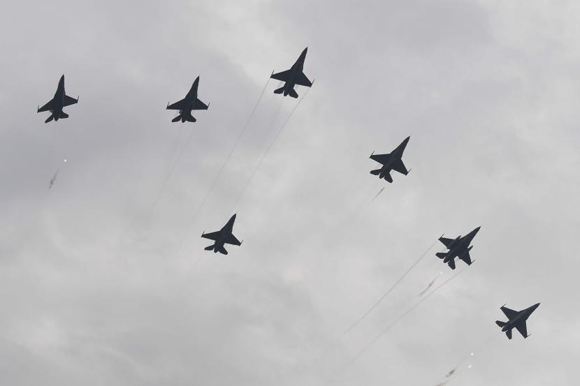 Pesawat tempur F-16 mengeluarkan flare saat flypast perayaan HUT ke-77 TNI di Langit Monas, Jakarta, Rabu (5/10/2022). Perayaan HUT ke-77 TNI mengangkat tema 