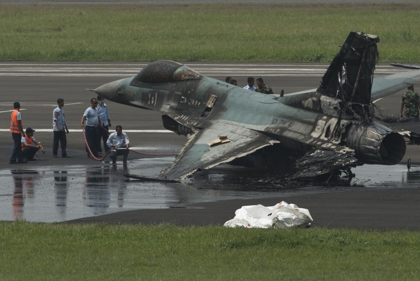 Pesawat tempur F16 dengan nomor register TS 1643 yang dipiloti oleh Letkol Pnb Firman Dwi Cahyono tersebut gagal tinggal landas (takeoff) dan terbakar sekitar pukul 08.15 WIB. 