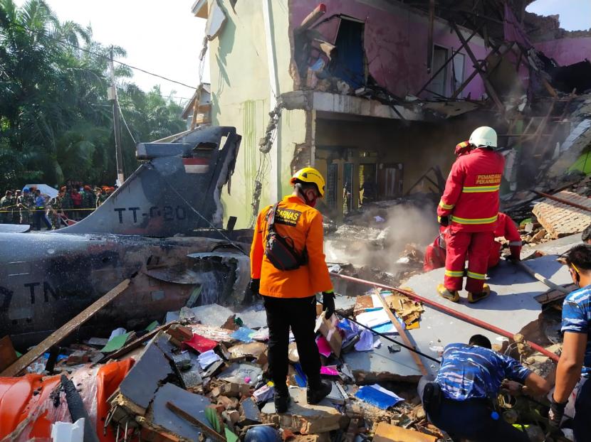 Pesawat tempur Hawk 209 jatuh di permukiman warga di Desa Kubang Jaya, Kecamatan Siak Hulu, Kabupaten Kampar, Riau, Senin (15/6).