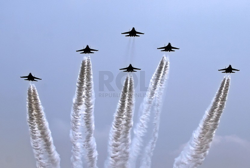 Indonesia's Sukhoi jets maneuver and form flying pass during an exercise. (illustration) 
