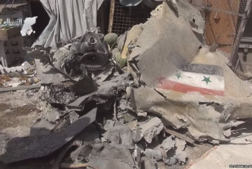 Pesawat tempur Suriah jatuh di tengah pasar di Kota Ariha, Senin (3/8)