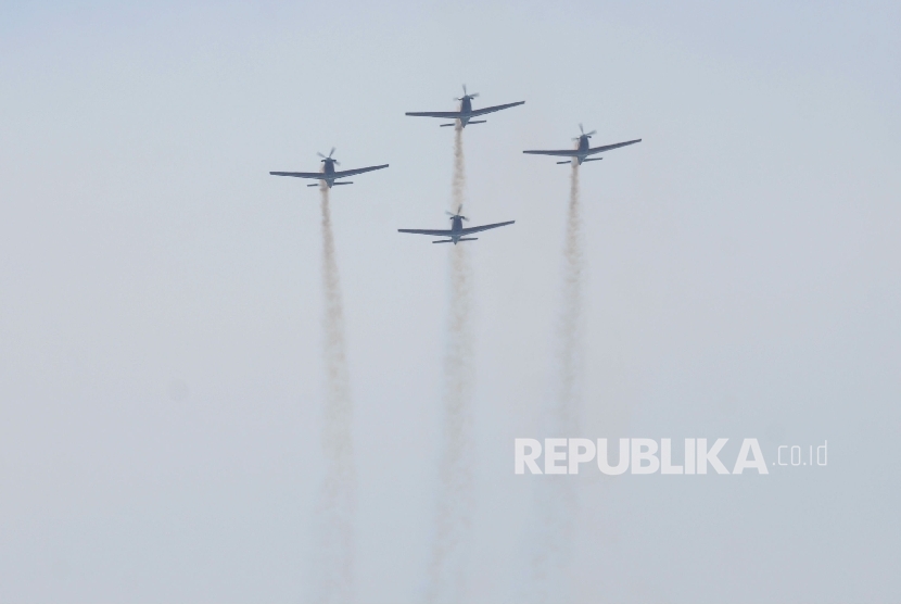  Pesawat tempur T-50i mendemontrasikan serangan udara strategis (OSUS) dalam perayaan HUT TNI AU ke-70 di Lanud Halim Perdanakusuma, Jakarta, Sabtu (9/4). (Republika/Agung Supriyanto)