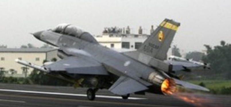 Pesawat tempur Taiwan, F16 yang didapat dari paket militer AS sedang lepas landas dari bandara.