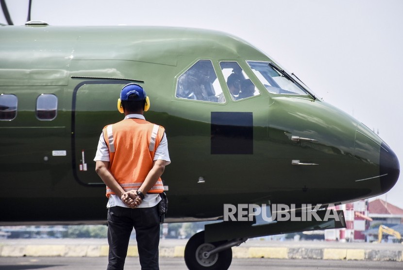 Pesawat Terbang CN235-220. Satu unit heli tempur dan satu unit pesawat pendukung CN 235 milik TNI AU tiba di Lanud El Tari Kupang, NTT, untuk pelaksanaan patroli perbatasan udara di wilayah NTT yang berbatasan dengan Timor Leste dan Australia.