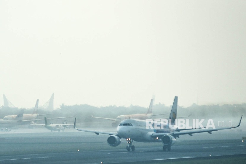 Pesawat lepas landas di Bandara Sultan Mahmud Badaruddin (SMB) II Palembang. AP II resmi menjadi pemegang saham pengendali di PT Gapura Angkasa. AP II akan memacu kinerja PT Gapura Angkasa agar dapat lebih optimal dalam mendukung industri penerbangan nasional.