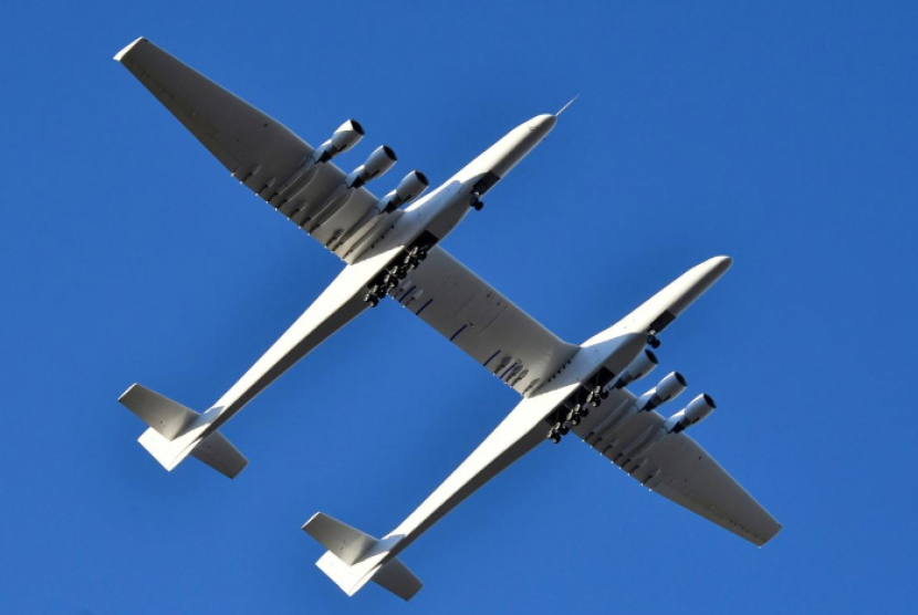 Pesawat terbesar di dunia keluaran Stratolaunch, Roc, terbang untuk pertama kalinya.