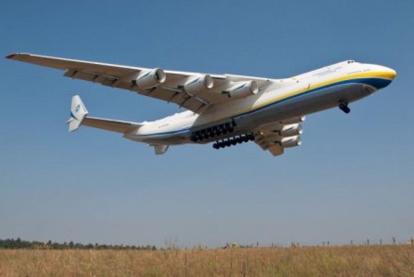 Pesawat terbesar di dunia milik maskapai Antonov - UR-82060 Antonov An-225 Mriya.