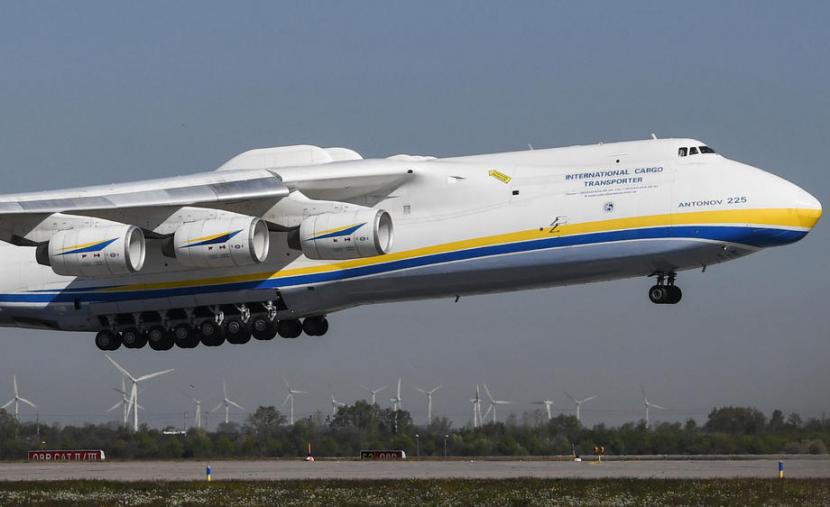 Pesawat terbesar di dunia yaitu pesawat kargo Antonov-225 milik Ukraina yang dijuluki Mriya.