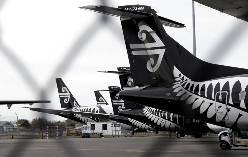 Pesawat terparkir di Christchurch Airport, Selandia Baru. Perdana Menteri Selandia Baru Jacinda Ardern mengikuti rapat kabinet Australia pada Selasa (4/5). Dalam rapat itu dibahas tentang pembukaan kembali rute perjalanan udara dan laut antara kedua negara menyusul semakin terkendalinya penyebaran Covid-19 di wilayahnya masing-masing.
