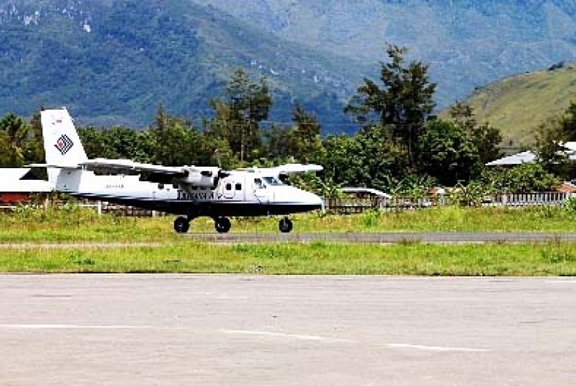Pesawat Trigana Air Service Jenis Twin Otter dengan nomor registrasi PK-YRF sebelum lepas landas dari Bandara Wamena, Jayawijaya, beberapa waktu lalu. Pesawat tersebut tertembak orang tidak dikenal di Bandara Mulia, Papua pada Ahad (8/4).