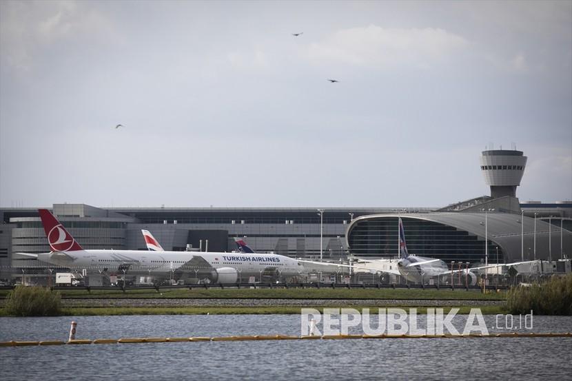 Pesawat Turkish Airlines tiba di Bandara Internsional Miami saat sejumlah warga Turki menunggu keberangkatan mereka ke Turki di Miami, Florida, Amerika Serikat pada 17 Mei 2020. Turki mengevakuasi warganya yang terdampar di Amerika Serikat karena penerbangan yang ditangguhkan sebagai bagian dari langkah-langkah yang diambil untuk mengekang penyebaran virus korona.