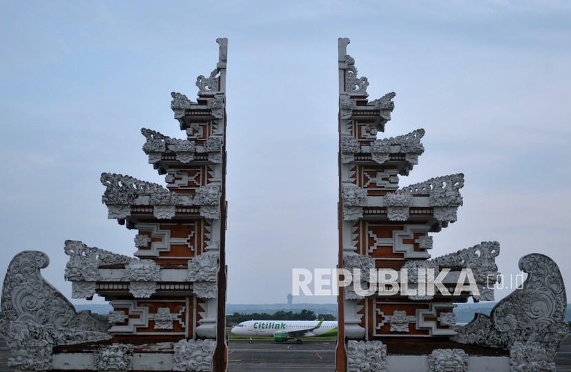 Pesawat udara bersiap lepas landas di Bandara Internasional I Gusti Ngurah Rai, Badung, Bali, Rabu (2/3/2022).Terminal VVIP Bandara I Gusti Ngurah Rai Bali mulai direvitalisasi untuk mendukung Konferensi Tingkat Tinggi (KTT) G20.