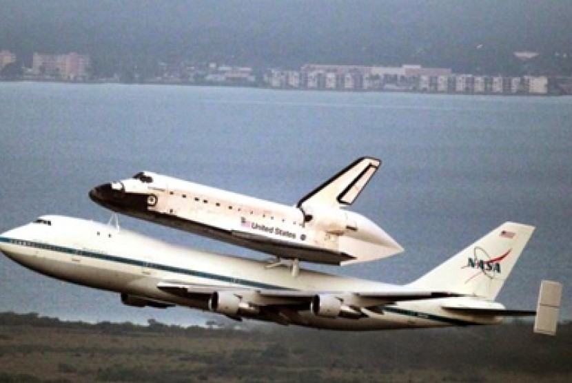 Pesawat ulang alik Endeavour terbang dari Kennedy Space Center milik NASA di Florida, tepi Samudera Atlantik. 