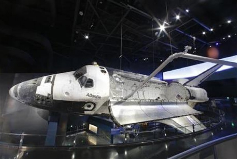 Pesawat ulang alik NASA, Atlantis dipamerkan di Kennedy Space Center Visitor Complex di Cape Canaveral, Florida, AS.