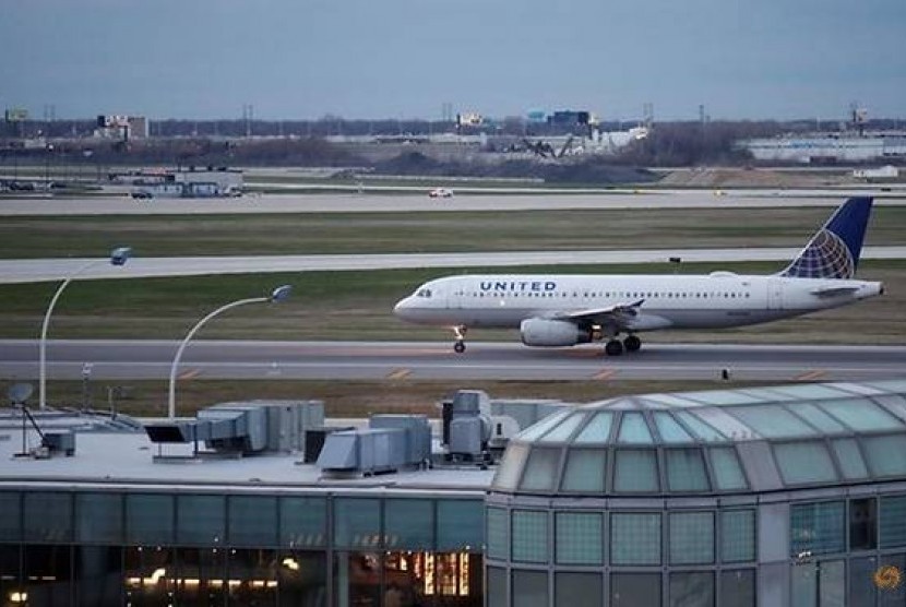 Pesawat United Airline Airbus A320 di Bandara Internasional O'Hare di Chicago, Illinois, AS.