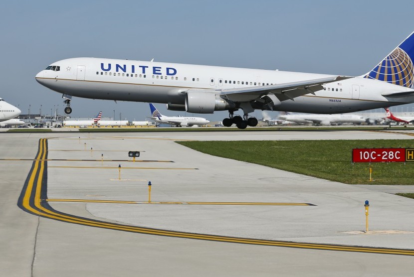 Pesawat United Airlines.(EPA) United Airlines memperingatkan adanya pukulan besar di sektor penerbangan.